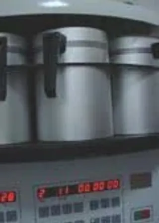 Chirurgische Instrumente im Labor