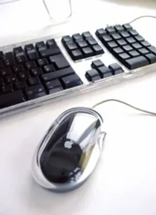 Tastatur und Maus am Arbeitsplatz
